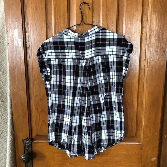 Super Soft Plaid Sleeveless Top - Picture 6 of 9